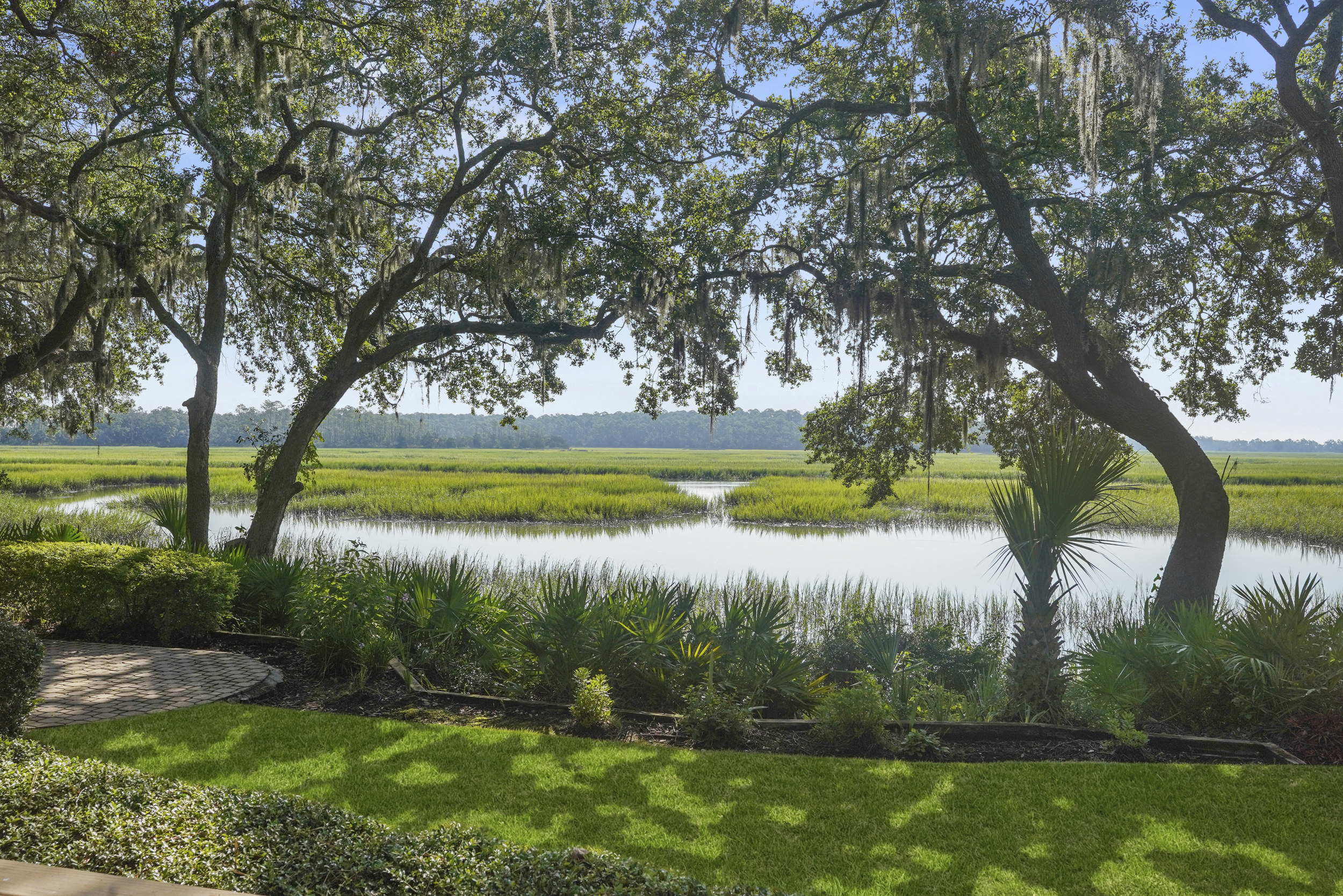 Golden-hour curb appeal in Bluffton boosts August home sales with less competition and eager buyers.